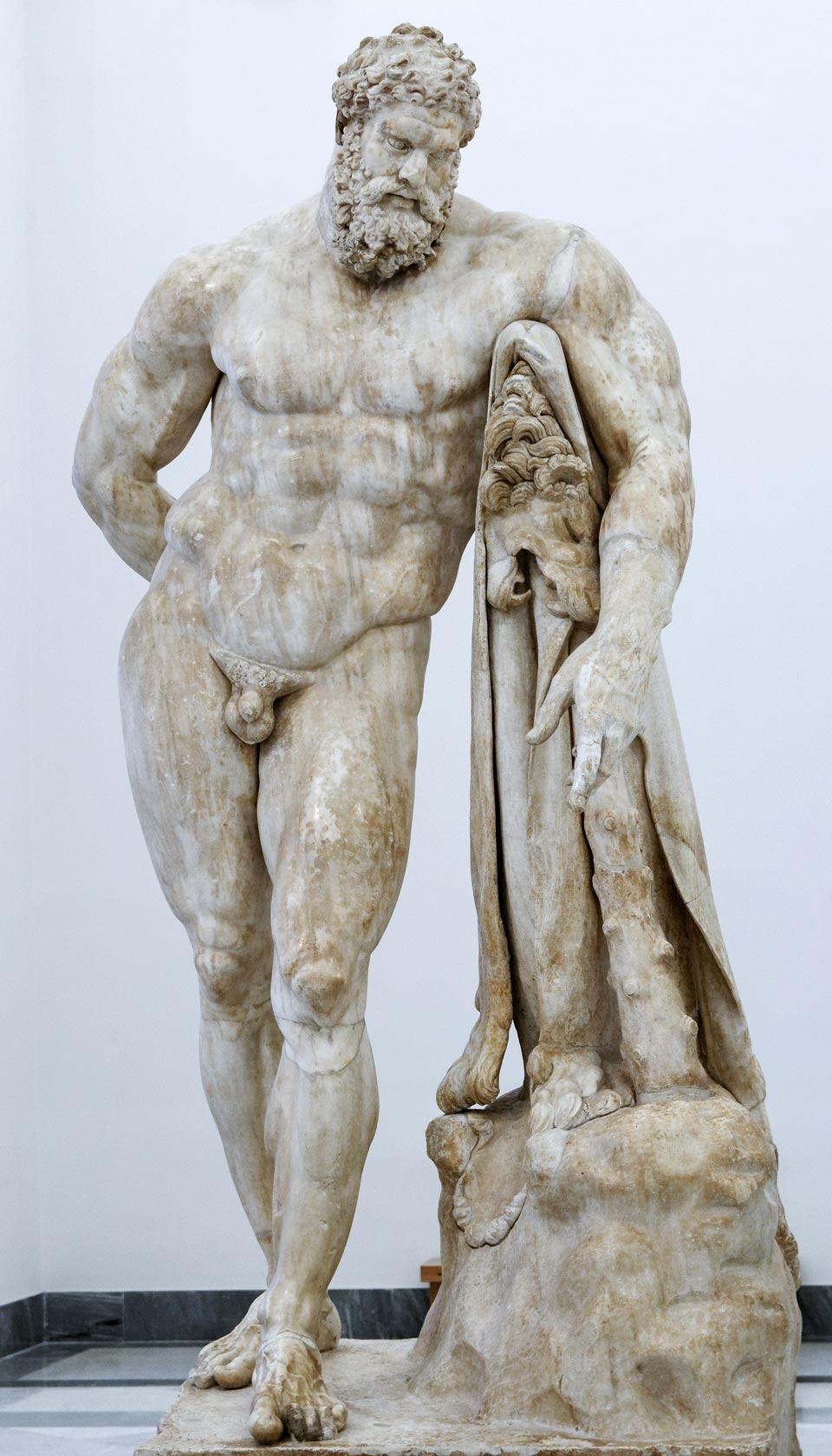 ercole-farnese1 replica of the farnese's hercules of the national archaeological museum of naples in white carrara marble. The huge marble sculpture is now available for sale at bazzanti art gallery florence.