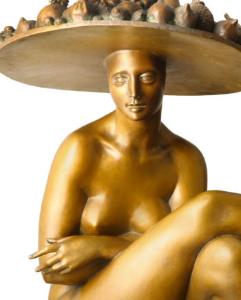 scultura in bronzo donna con cappello di frutta di sergio benvenuti in vendita presso la galleria bazzanti di firenze